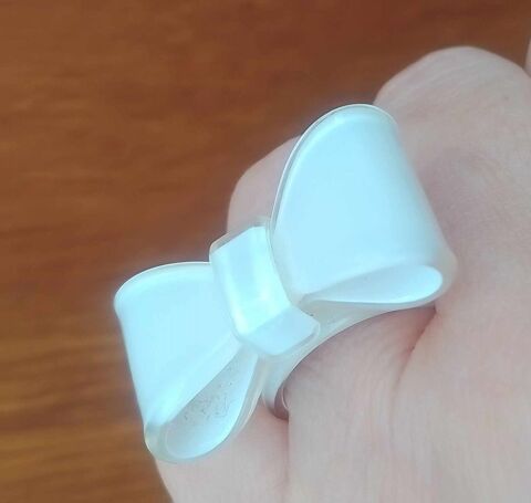 Grosse Bague Fantaisie en Forme de N?ud   Blanc  Quasi-neuf 10 La Fert-Alais (91)