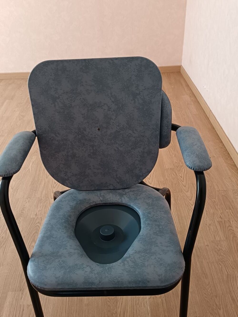 Fauteuil roulant plus chaise perc&eacute;e Meubles