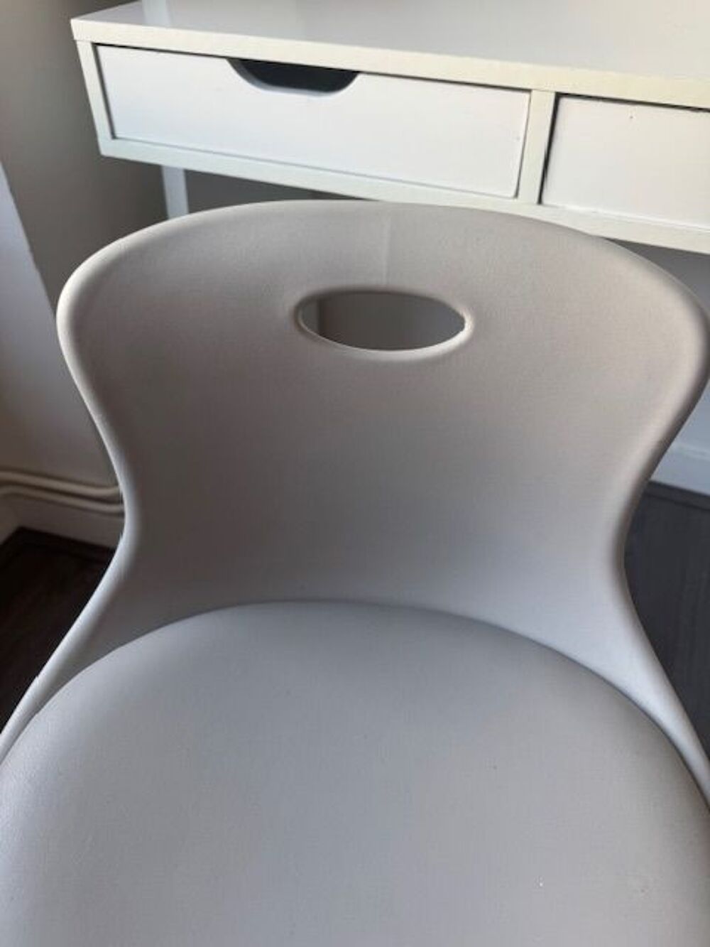 chambre enfant couleur cr&egrave;me ( alin&eacute;a)
l Meubles