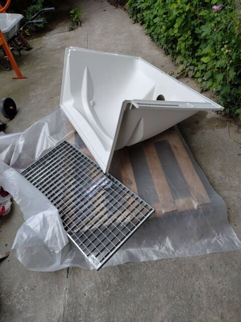 Cour ANGLAISE 40X60X40 avec GRILLE NEUVE zanville (95)