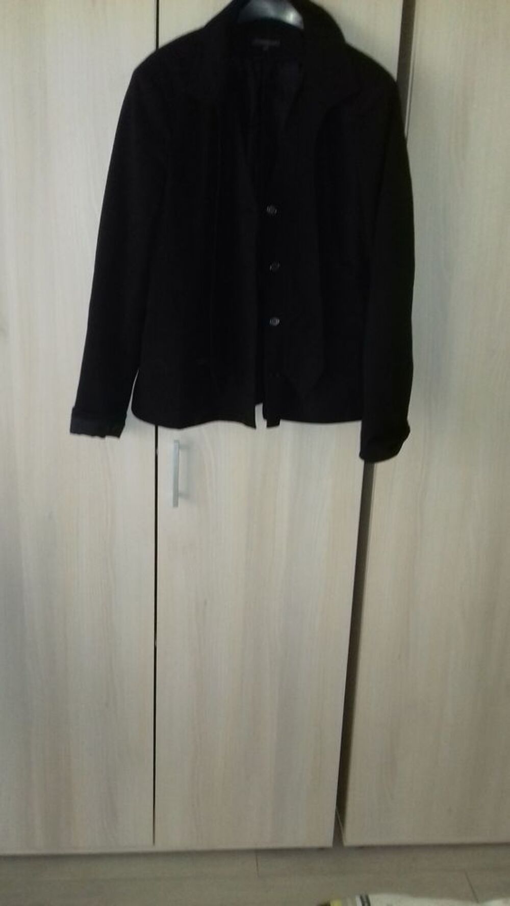 Veste noire avec rayure noire &agrave; peine visible Vêtements