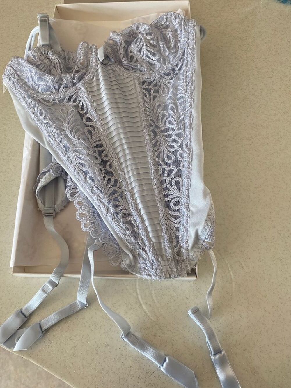 GUEPIERE EN DENTELLE MARQUE LEJABY PERLE TAILLE 85 B Vêtements
