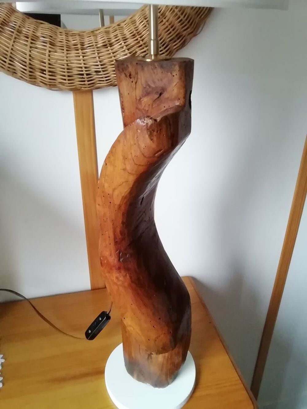 Grande lampe pied pi&egrave;ce de bois ancienne. Décoration