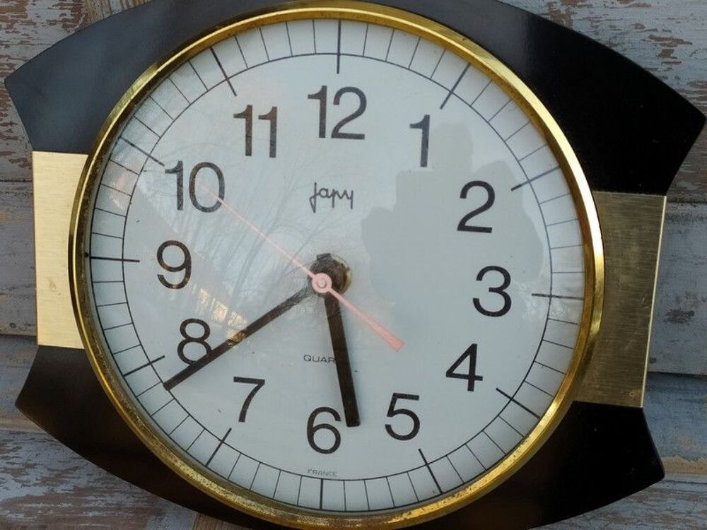 Pendule Murale Vintage Japy Formica Noir et Laiton
