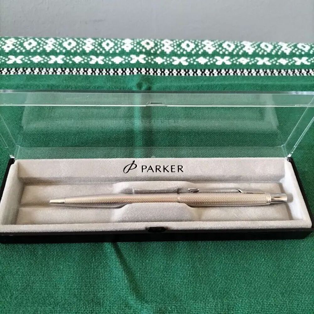 Stylo &agrave; bille Parker en acier cisel&eacute; Bijoux et montres