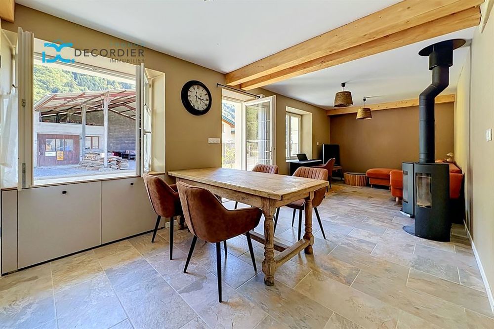 Vente Maison ORCIER – MAISON MITOYENNE AVEC FORT POTENTIEL, TERRASSE ET VUE MONTAGNE 81 M² ET 105M² A AMENAGER Orcier