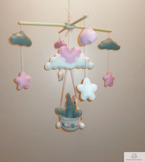 Mobile bb Artisanal  Elphant et coeurs dans les nuages  85 Toulon (83)