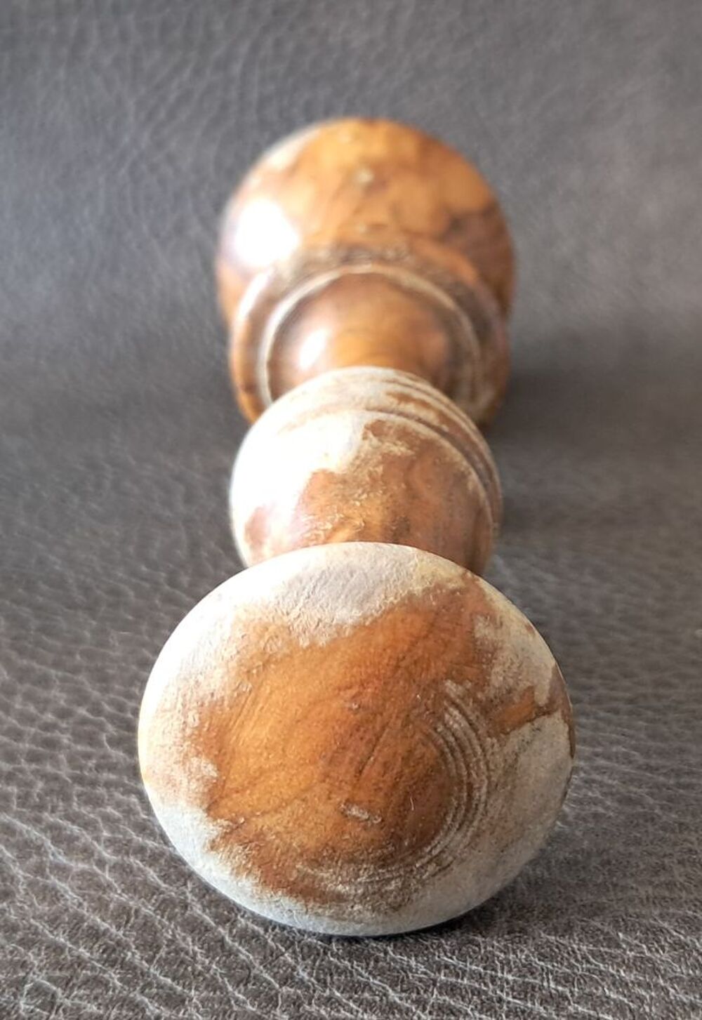 creuset et pilon en bois tourn&eacute; ancien vintage Décoration
