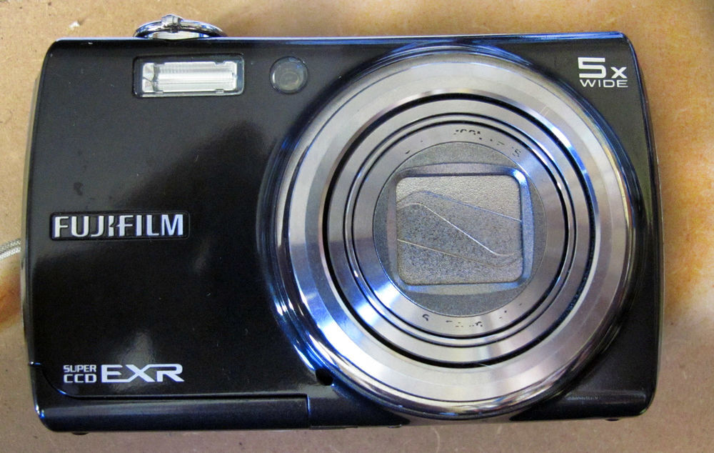 FUJI Finepix F200 EXR pour pi&egrave;ces de rechange Photos/Video/TV
