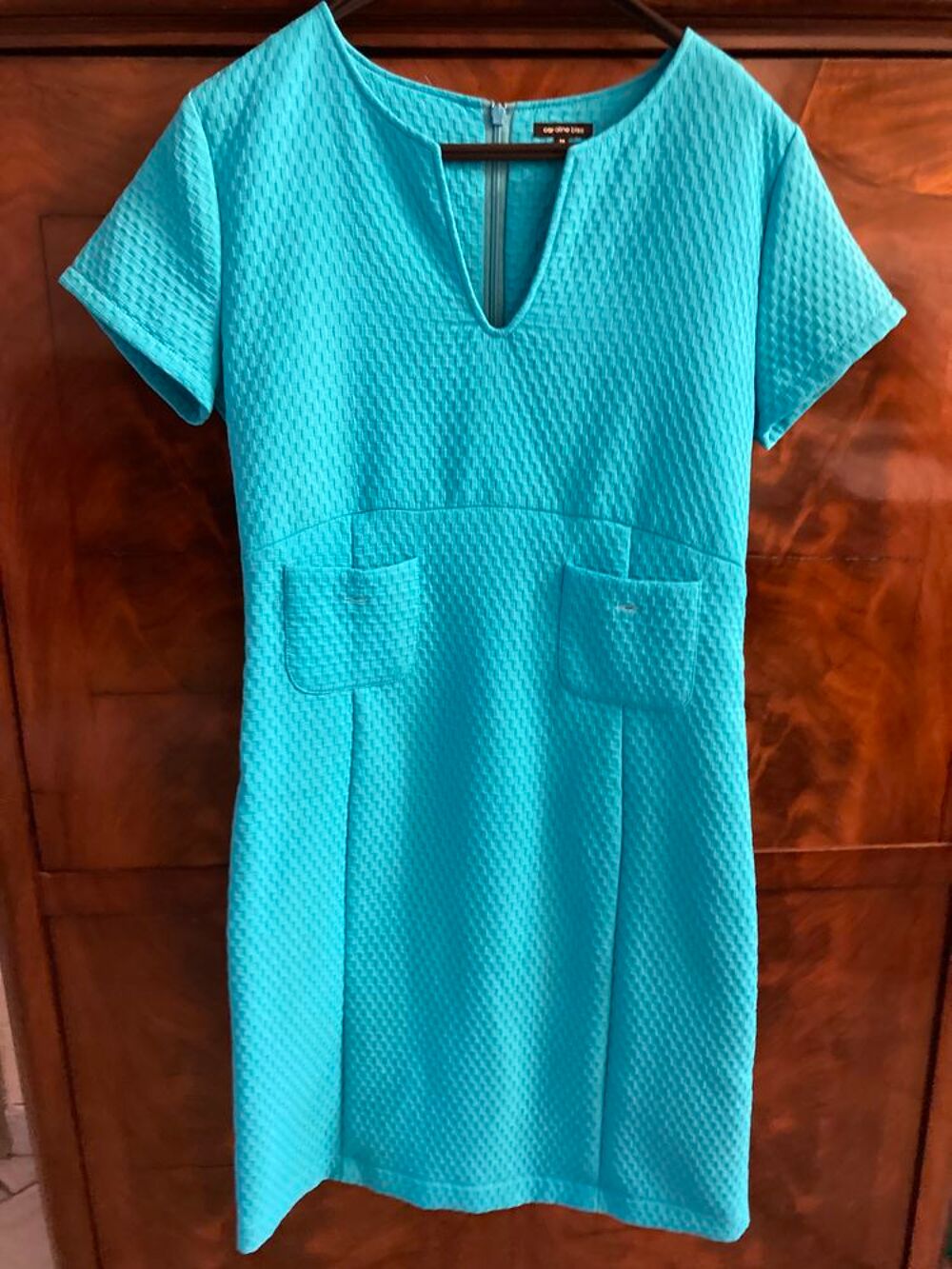 Caroline Biss
robe sans manche
pas de d&eacute;g&acirc;ts Vêtements