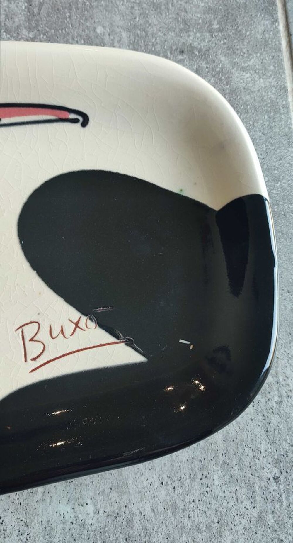 Plat allong&eacute; sign&eacute; Thomas Bux&oacute; atelier Atzana c&eacute;ramique moderniste 