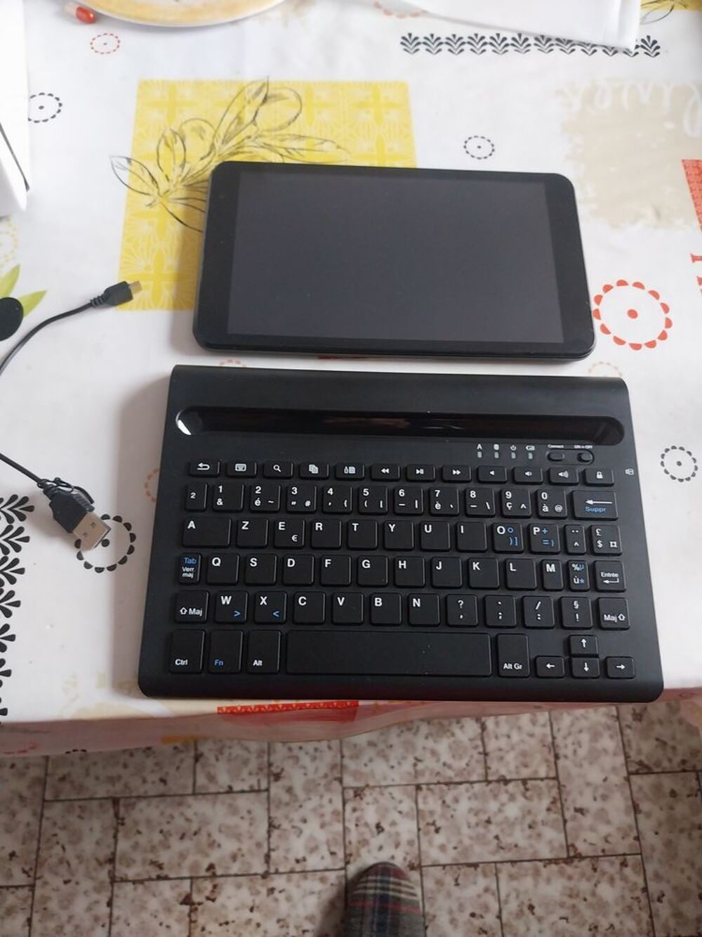 tablette jamais servie claver d d&eacute;tachables valeur 109 euro Téléphones et tablettes