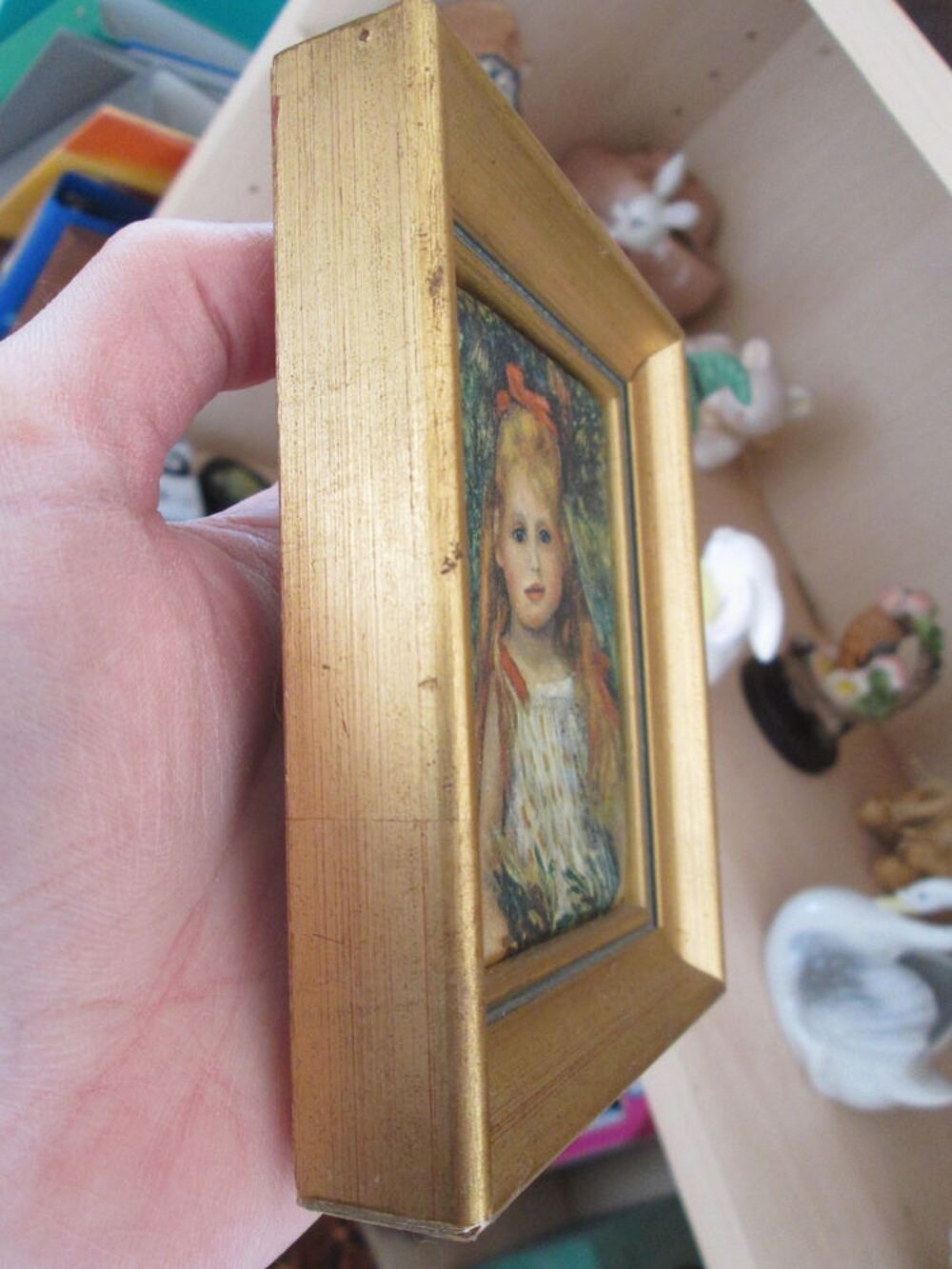 Petit tableau fillette, cadre dor&eacute; &agrave; la feuille Décoration