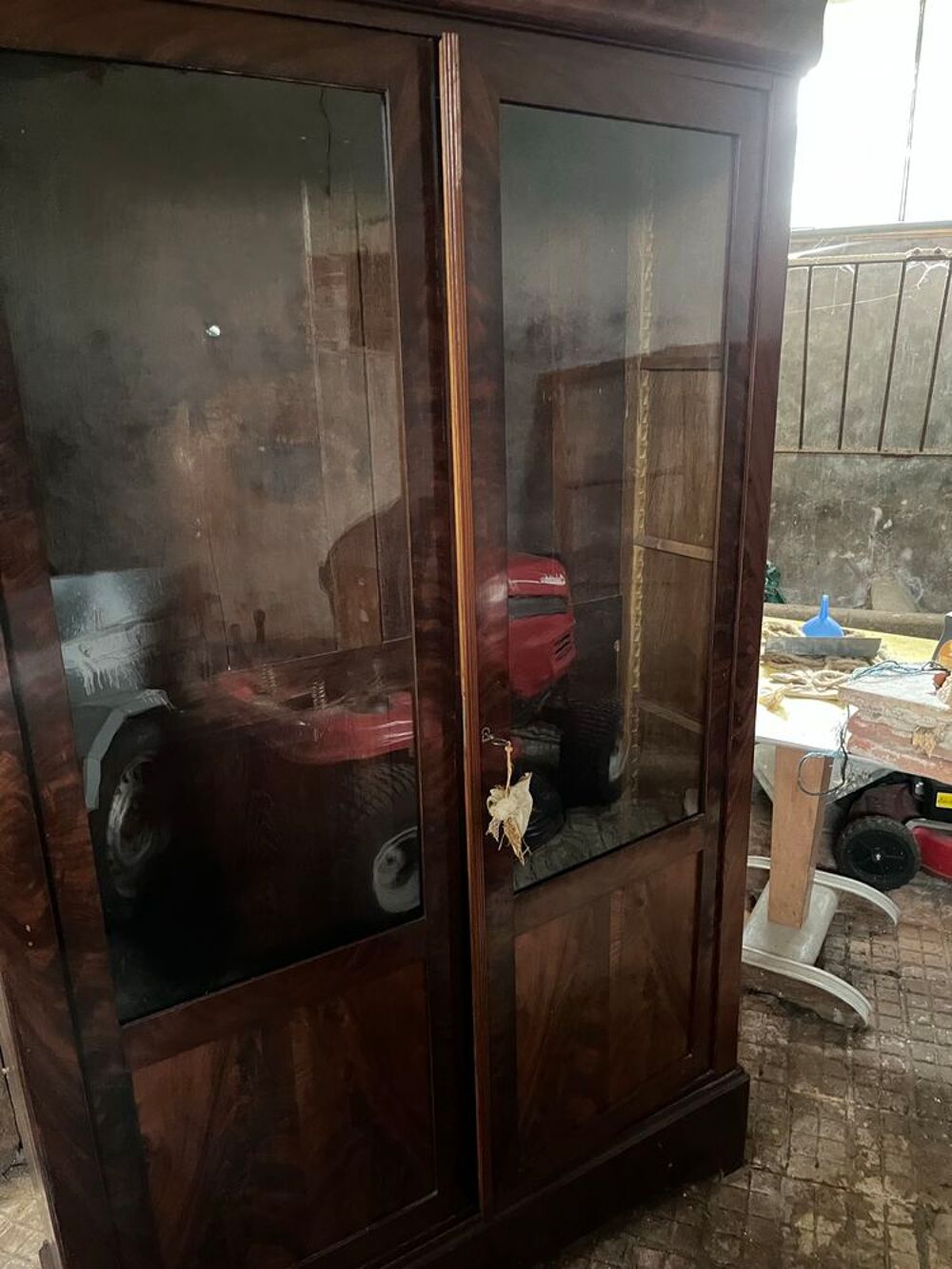 armoire, biblioth&egrave;que avec deux portes vitr&eacute;es, en bon &eacute;tat. armoire, biblioth&egrave;que avec deux portes vitr&eacute;es, en bon &eacute;tat. Meubles