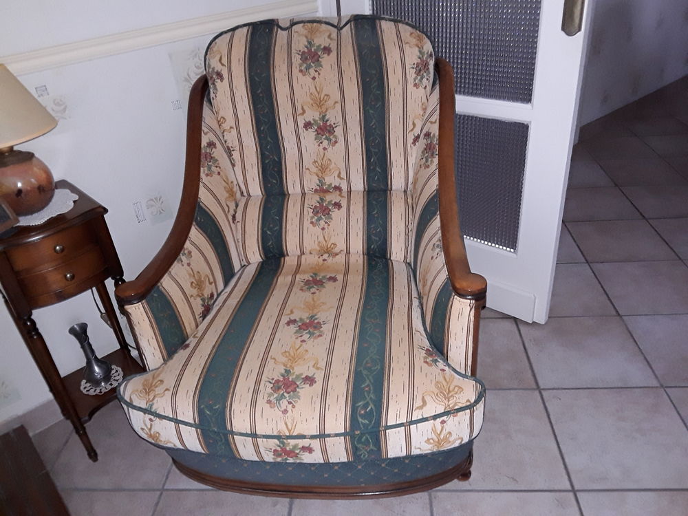 don de diff&eacute;rents meubles
Un lustre
Un piano droit Meubles