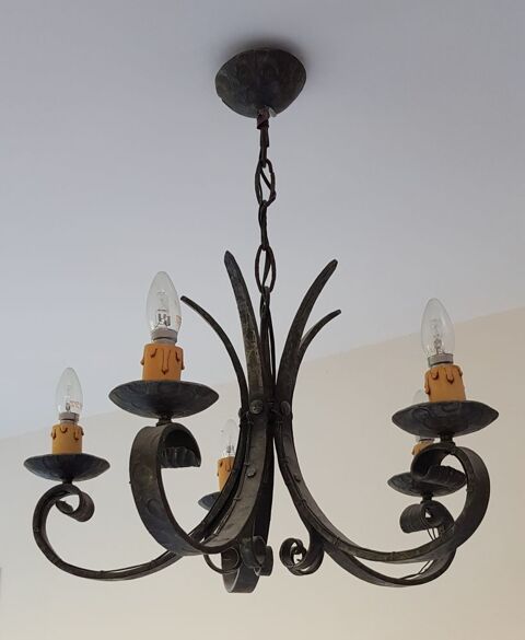 LUSTRE DE FERRONNIER D'ART
RETOUR EN FORCE DU FER FORGE
150 Bouc-Bel-Air (13)