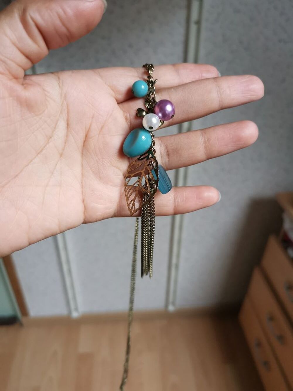 Collier multicolore sans marque, jamais port&eacute;. Bijoux et montres