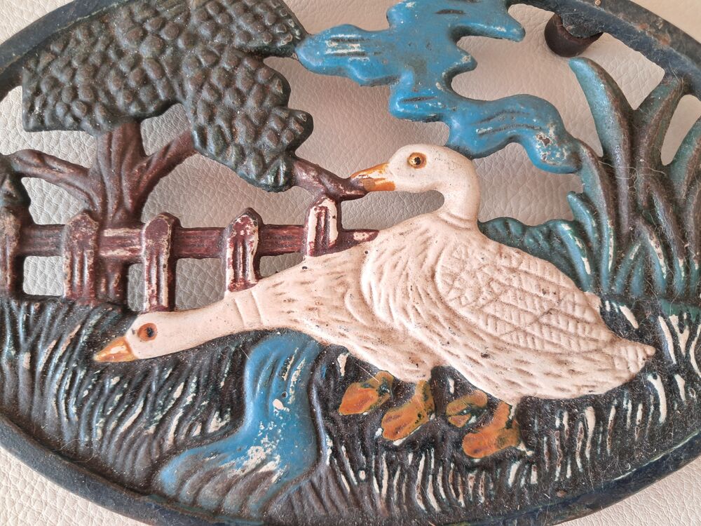dessous de plat ovale et color&eacute; en fonte 2 oies Décoration
