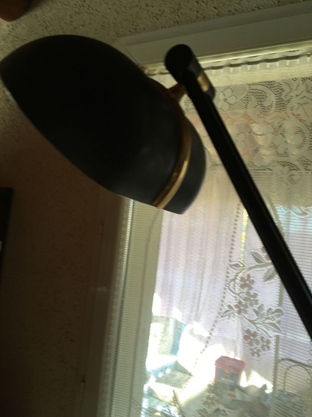 Lampe halog&egrave;ne sur pied noir et or orientable Décoration