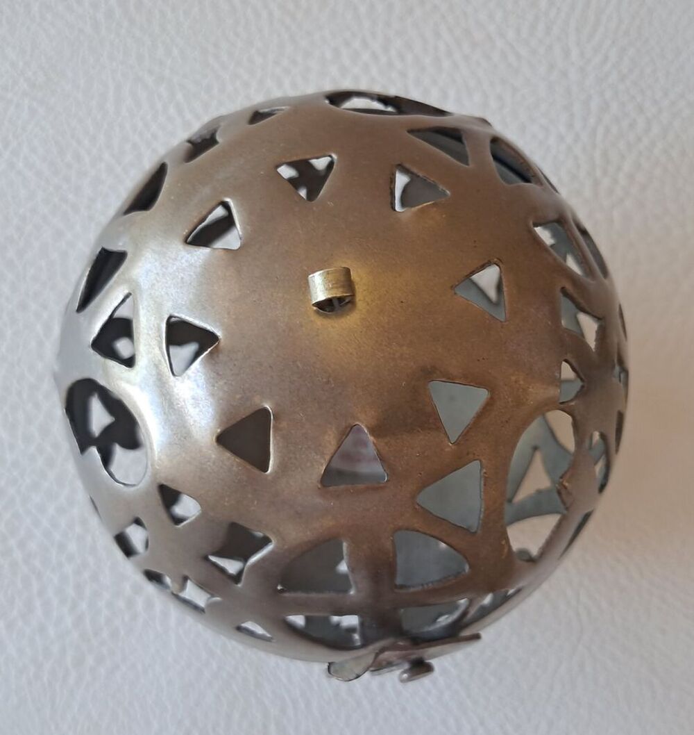 Encensoir porte encens en laiton ajour&eacute; de forme sph&eacute;rique Décoration