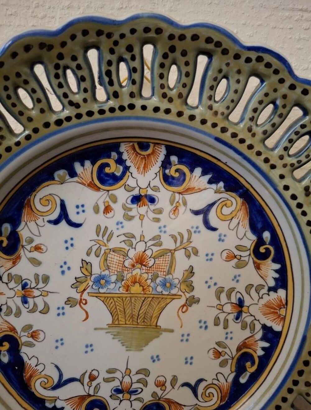 Assiette d&eacute;corative en fa&iuml;ence de Desvres , milieu 20e . Diam 25 cm D�coration