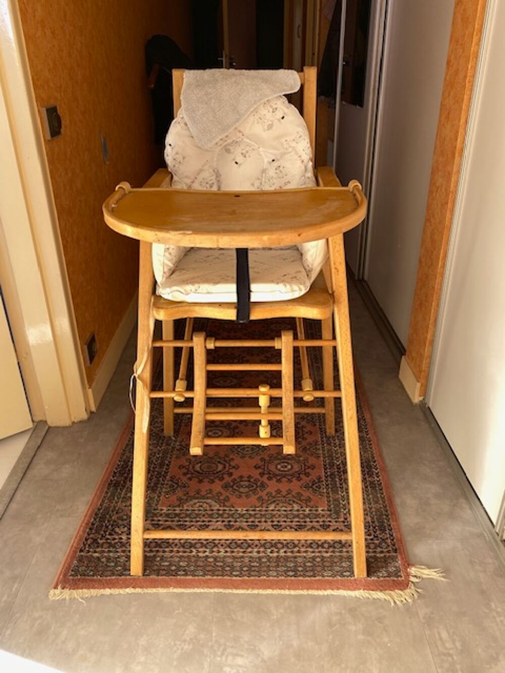 Chaise haute enfant ann&eacute;es 60 bois
Puriculture