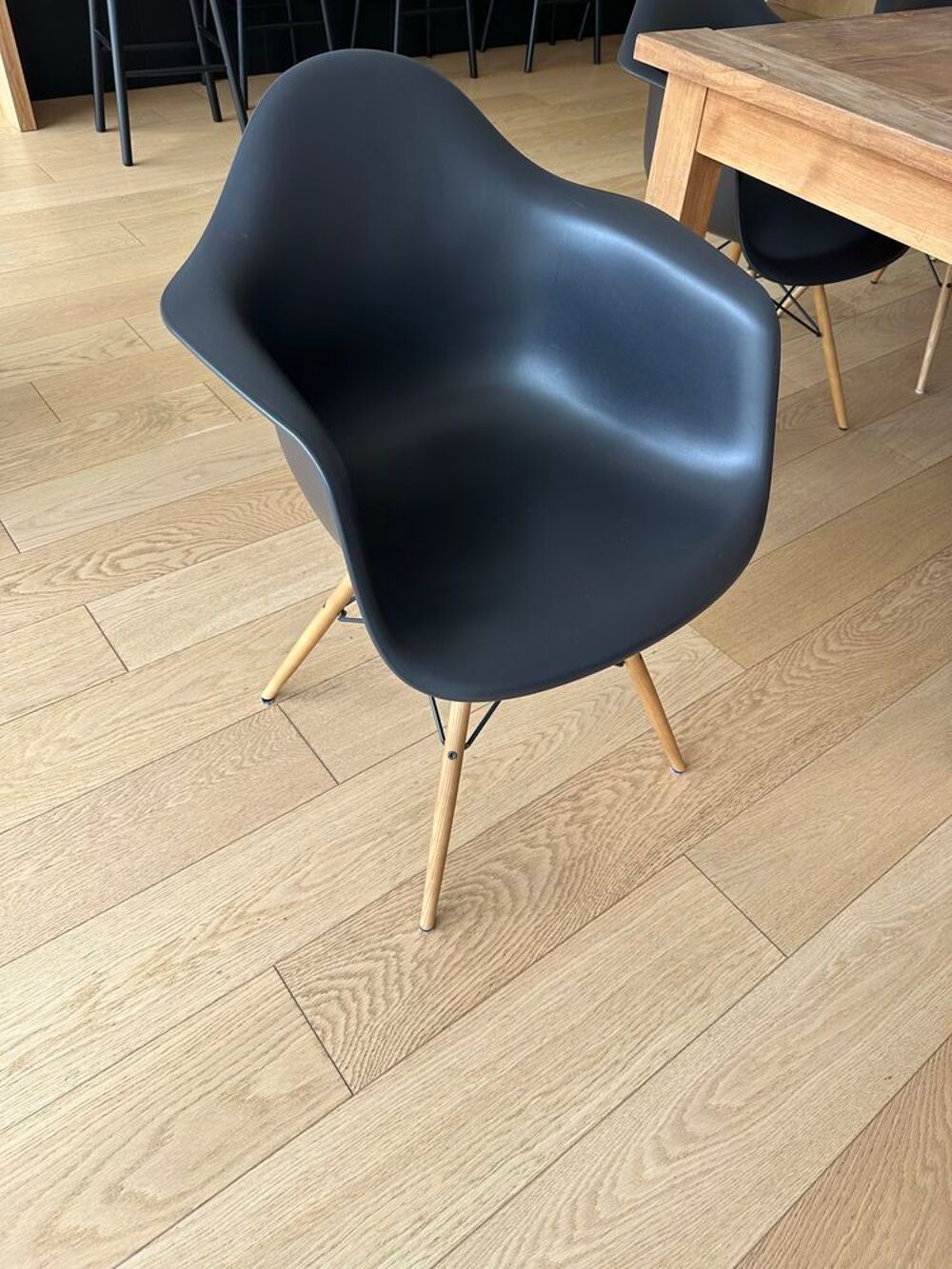 8 fauteuils authentiques Charles Eames Meubles