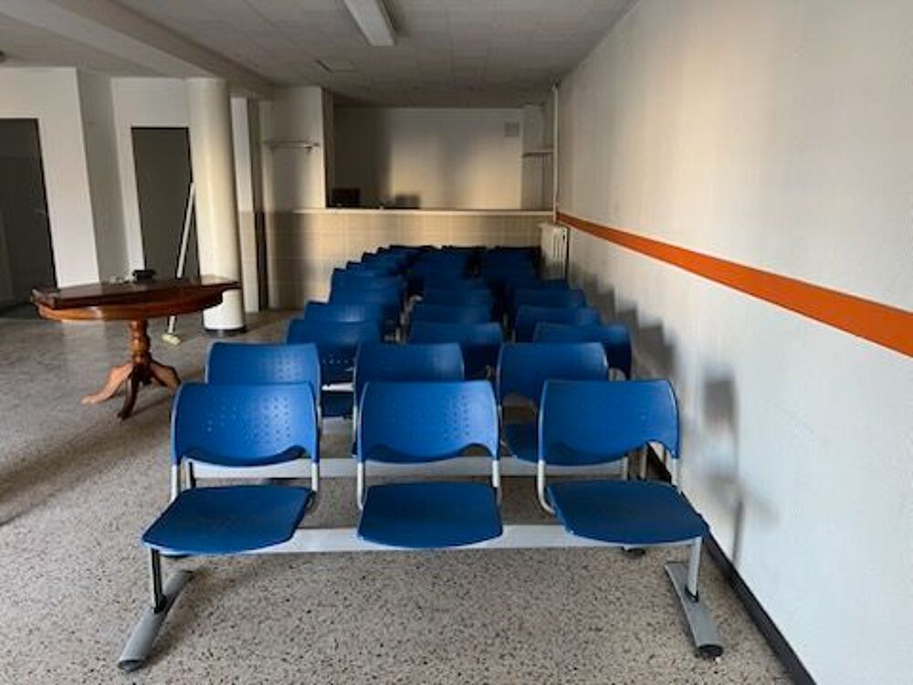 9 BANC DE SALLE D'ATTENTE de 3 si&egrave;ges en tr&egrave;s bon &eacute;tat
Meubles