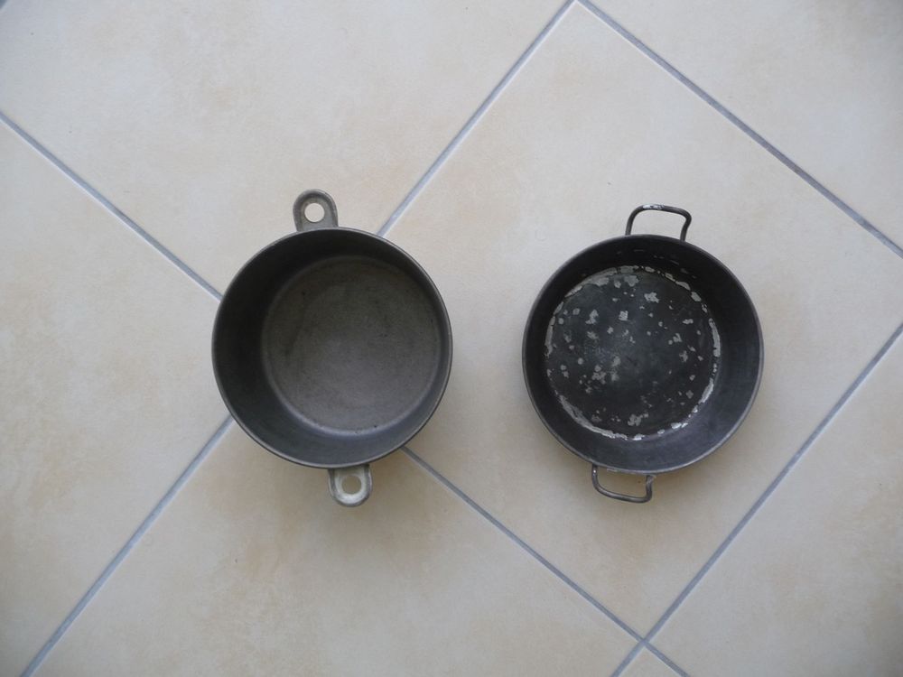 2 moules anciens en m&eacute;tal moule &agrave; charlotte et petit plat Décoration