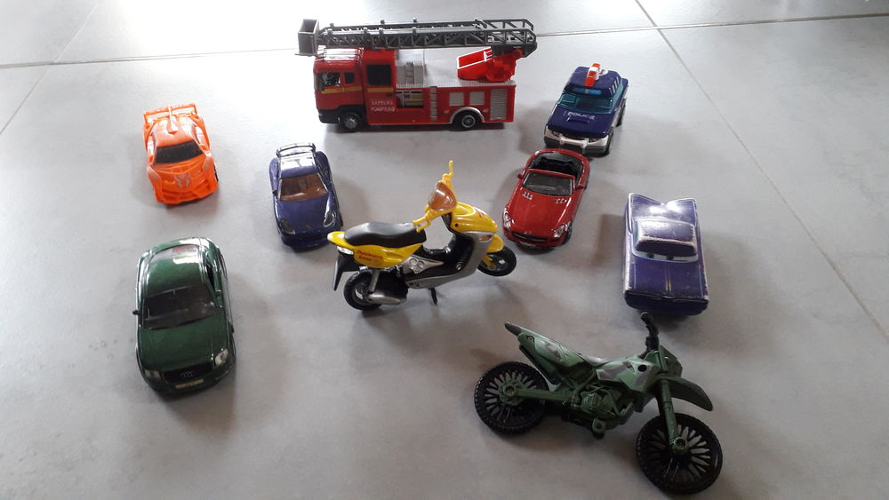 Lot de 9 v&eacute;hicules Jeux / jouets