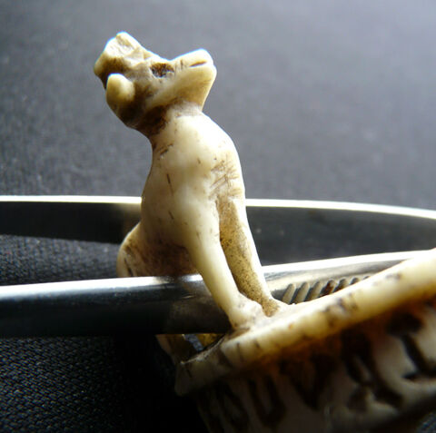 Fibule couleur Ivoire en Os ou mati�re Naturelle avec Animal 25 Gravelines (59)