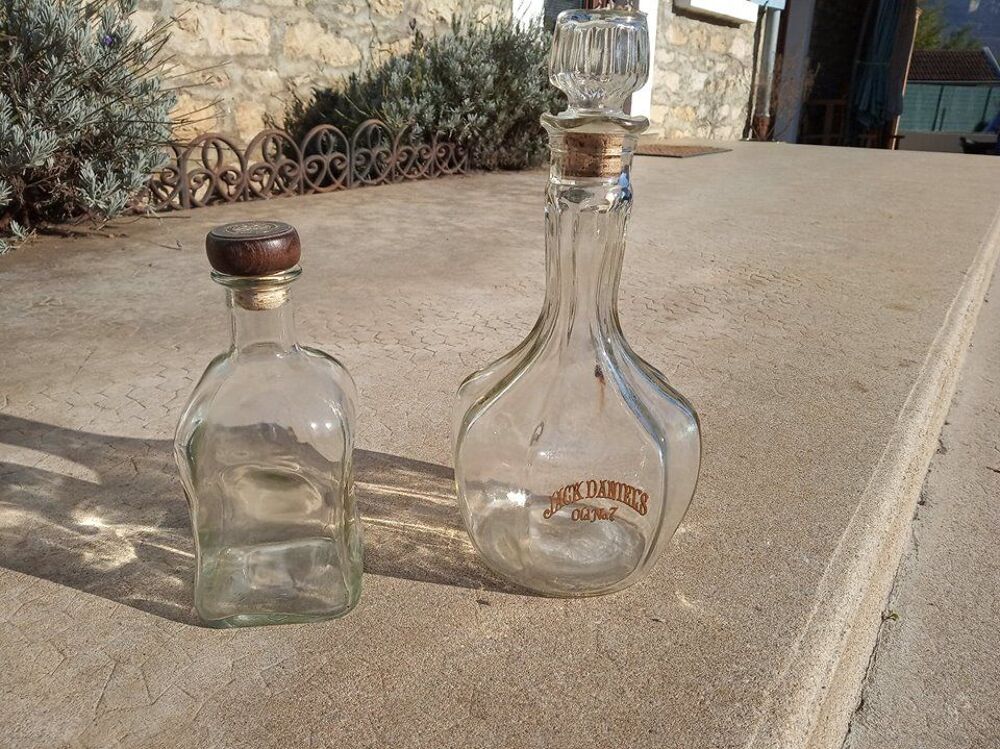 Diff&eacute;rentes carafes &agrave; whisky, gn&ocirc;le et autre Décoration
