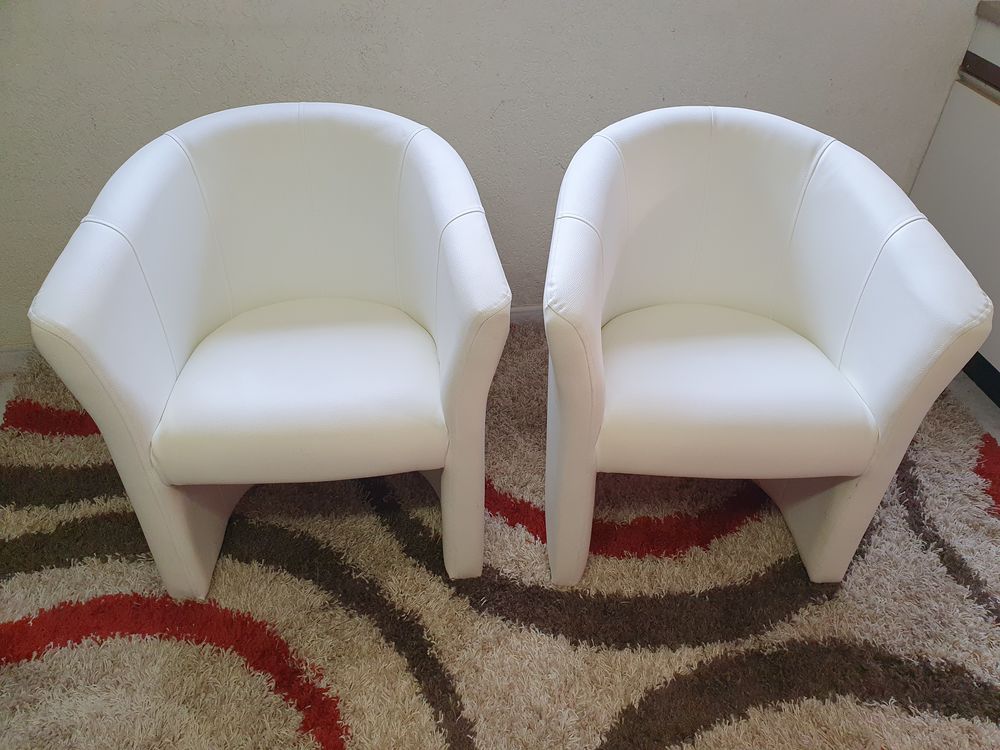 LOT DE 2 FAUTEUILS EN SIMI-CUIR Meubles