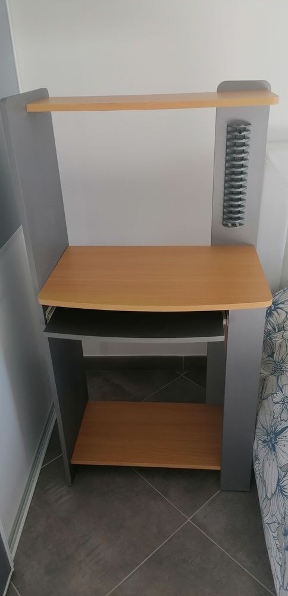 Bureau couleur bois et gris. Tr&egrave;s bon etat - Meubles