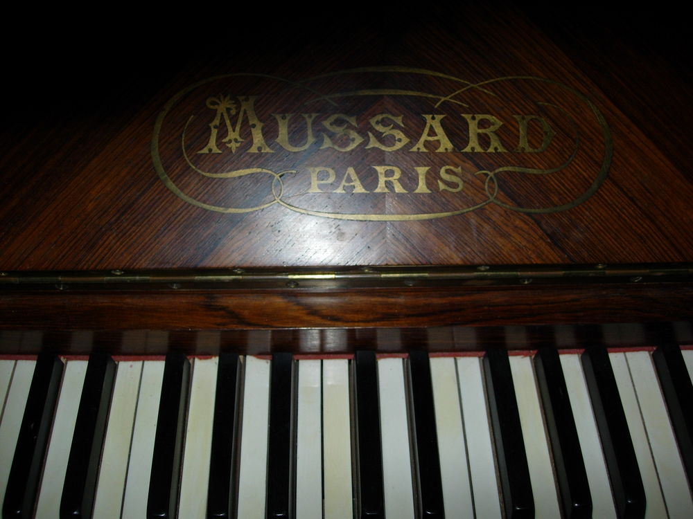 Echange piano droit Mussard accord&eacute; - livr&eacute; Instruments de musique