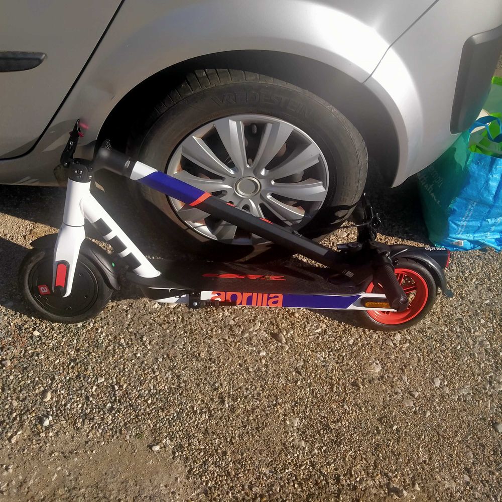 trottinette &eacute;lectrique Aprilia Vélos