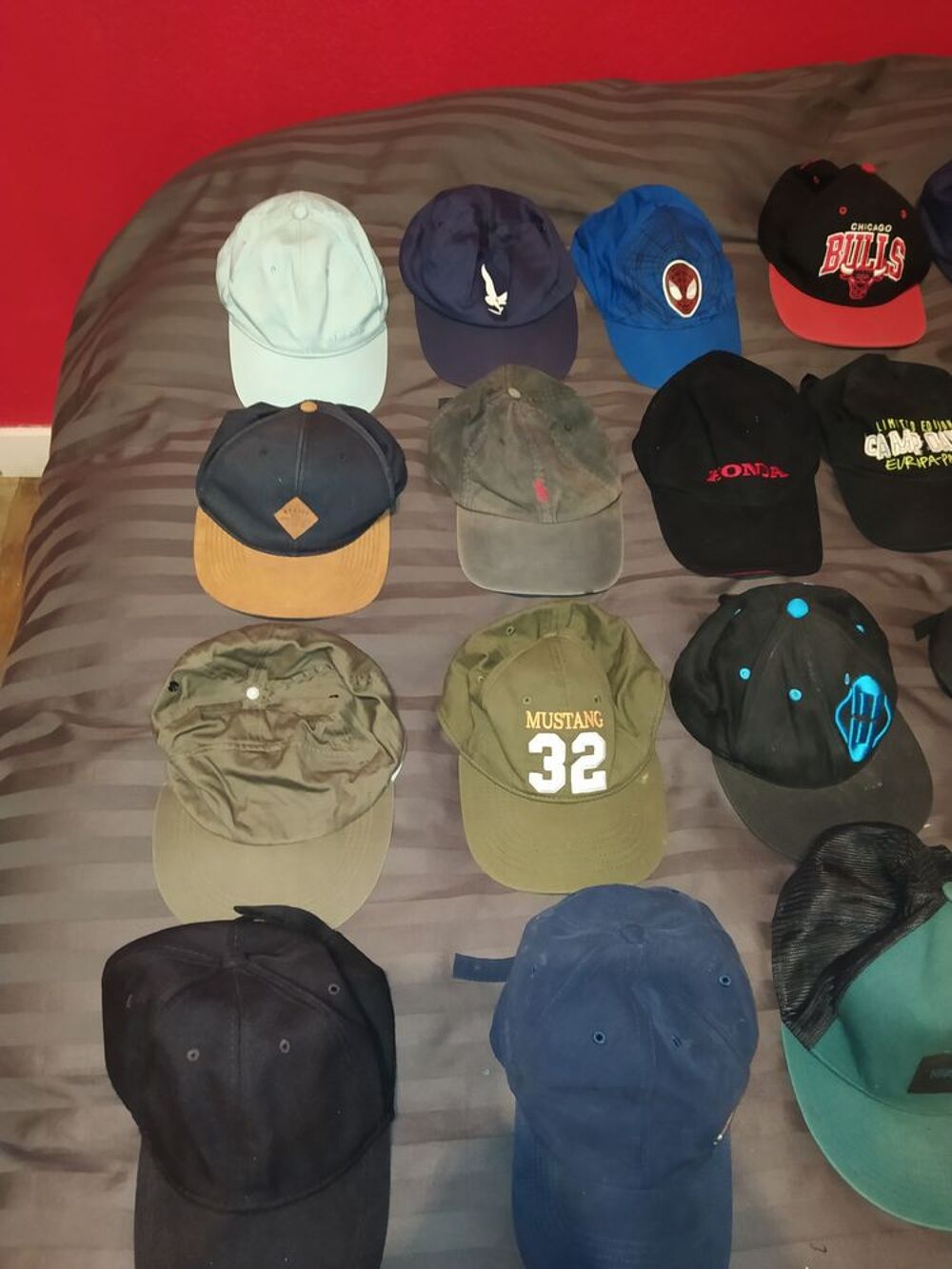CASQUETTES NEUVES, OCCASION. Maroquinerie