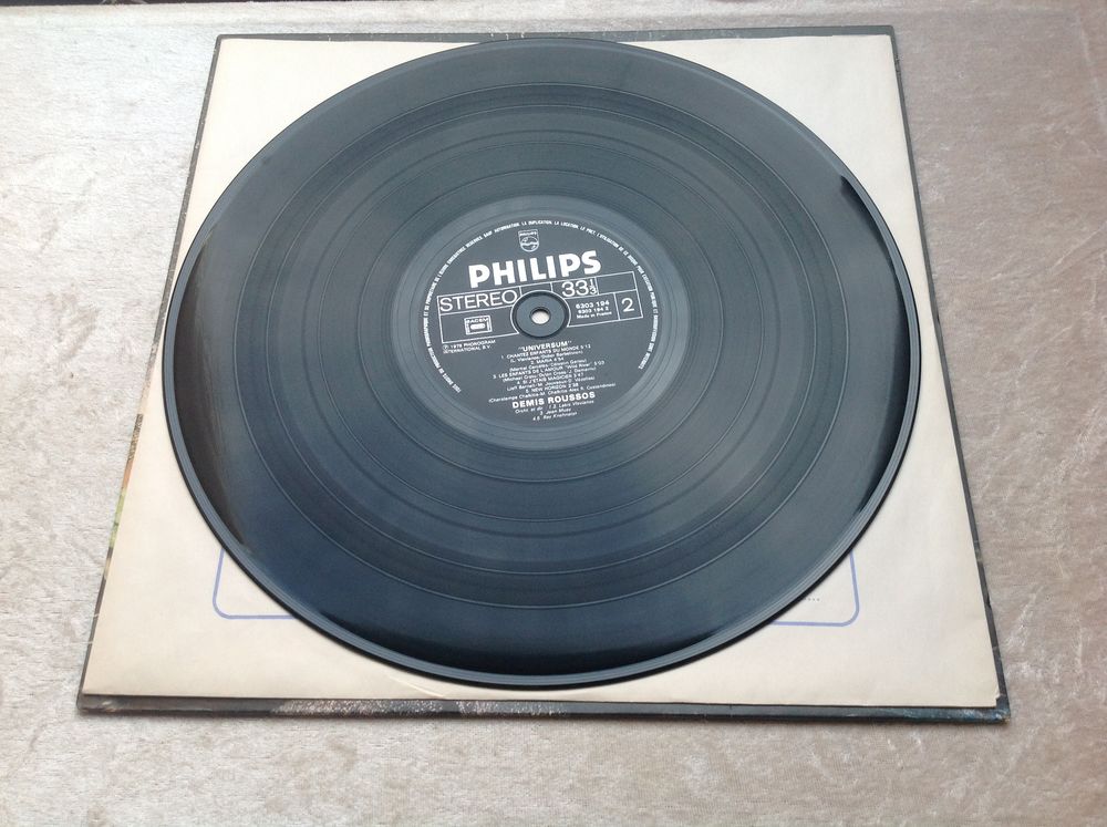 DEMIS ROUSSOS UNIVERSUM 33 TOURS Envoi Possible
CD et vinyles