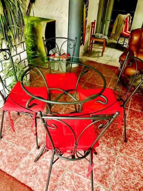 table de salle     manger en fer forg avec 4 chaises en trs bon tat 250 Angoulme (16)