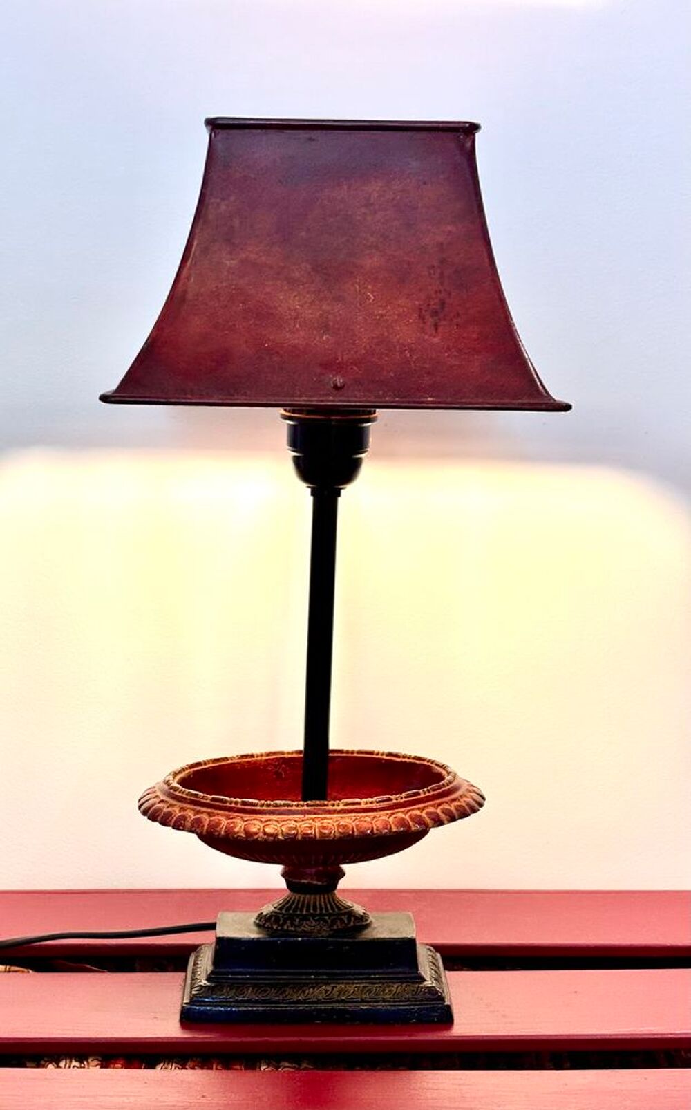 Lampe &agrave; poser vintage bordeaux et dor&eacute;e avec coupelle vide-p Décoration