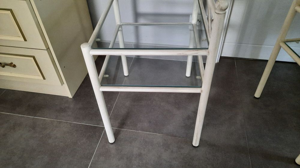 2 CHEVETS ou TABLES BASSES METAL PEINT ECRU VIEILLI ET VERRE Meubles