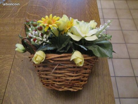 Panier en osier et fleurs artificielles très bon état 8 Mérignies (59)
