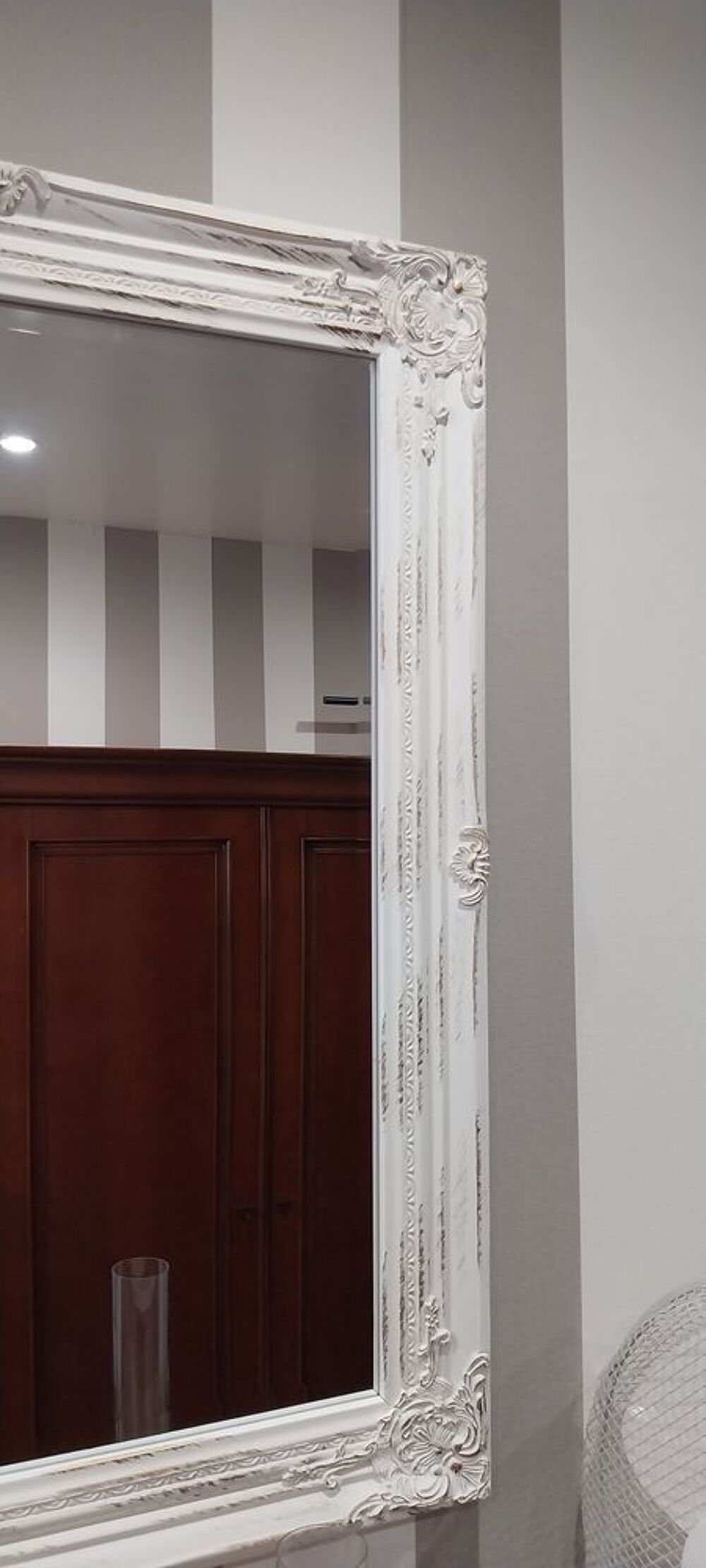 Miroir ancien blanc orn&eacute; Décoration
