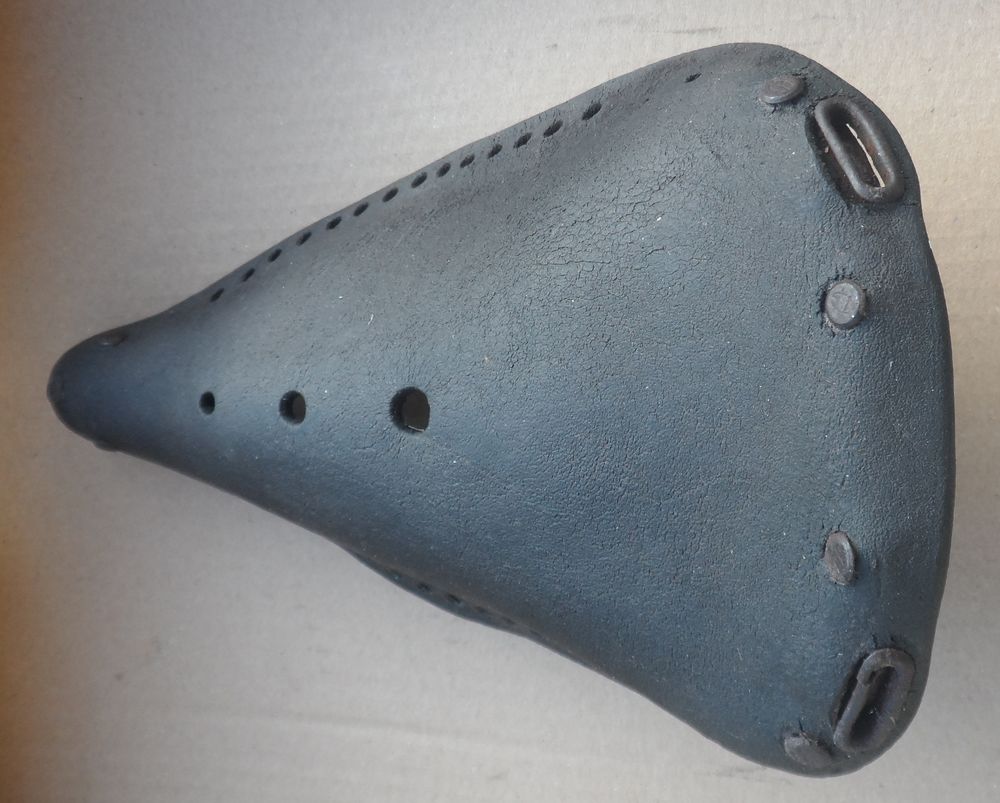 Selle de v&eacute;lo ancien vintage tout cuir vendue en l'&eacute;tat Vélos