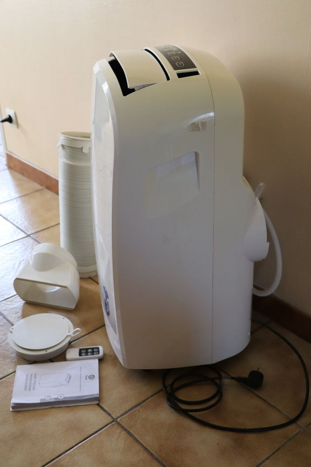 Climatiseur mobile blanc r&eacute;versible avec ses accessoires Electroménager