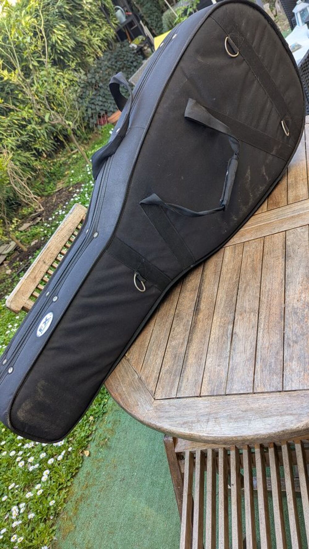 Guitare acoustique Alhambra dans son coffre de transport Instruments de musique