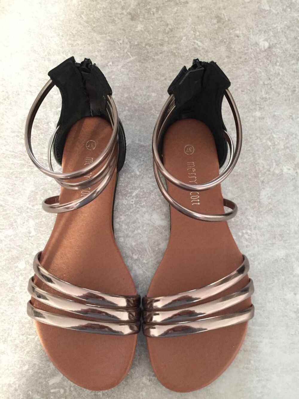sandales &eacute;t&eacute; neuve
semelles en cuir et lani&egrave;res argent&eacute;es Chaussures
