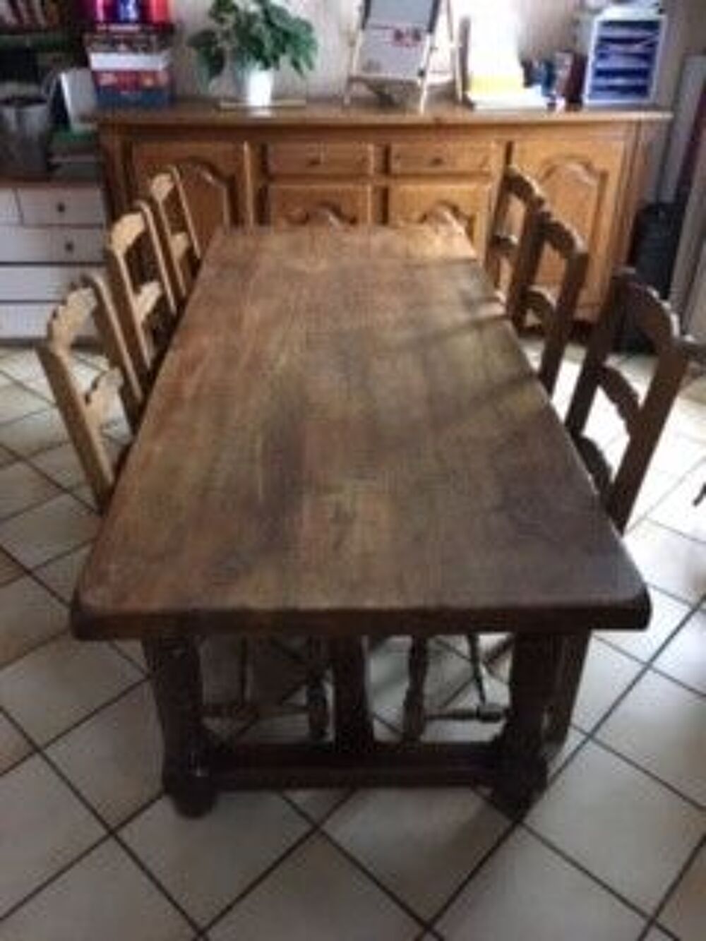 Table de ferme en ch&ecirc;ne massif avec huit chaises Meubles