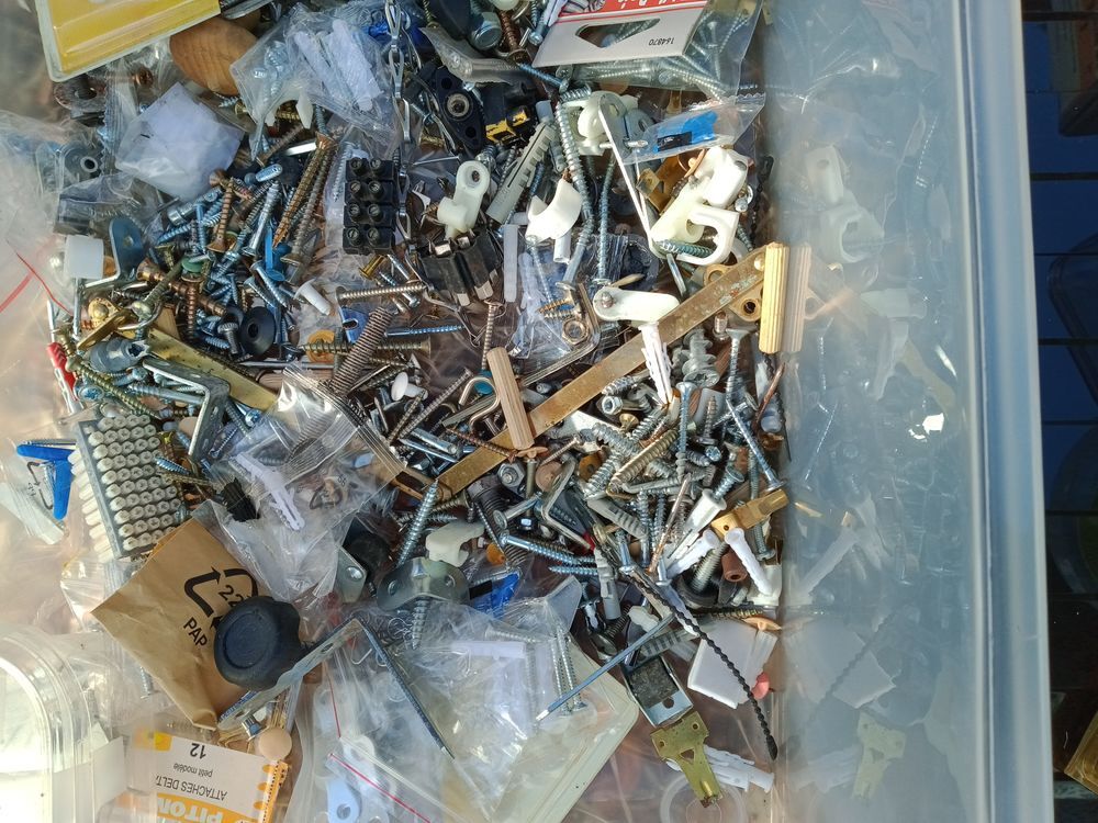 Lot de quincaillerie diverse dans seau Bricolage