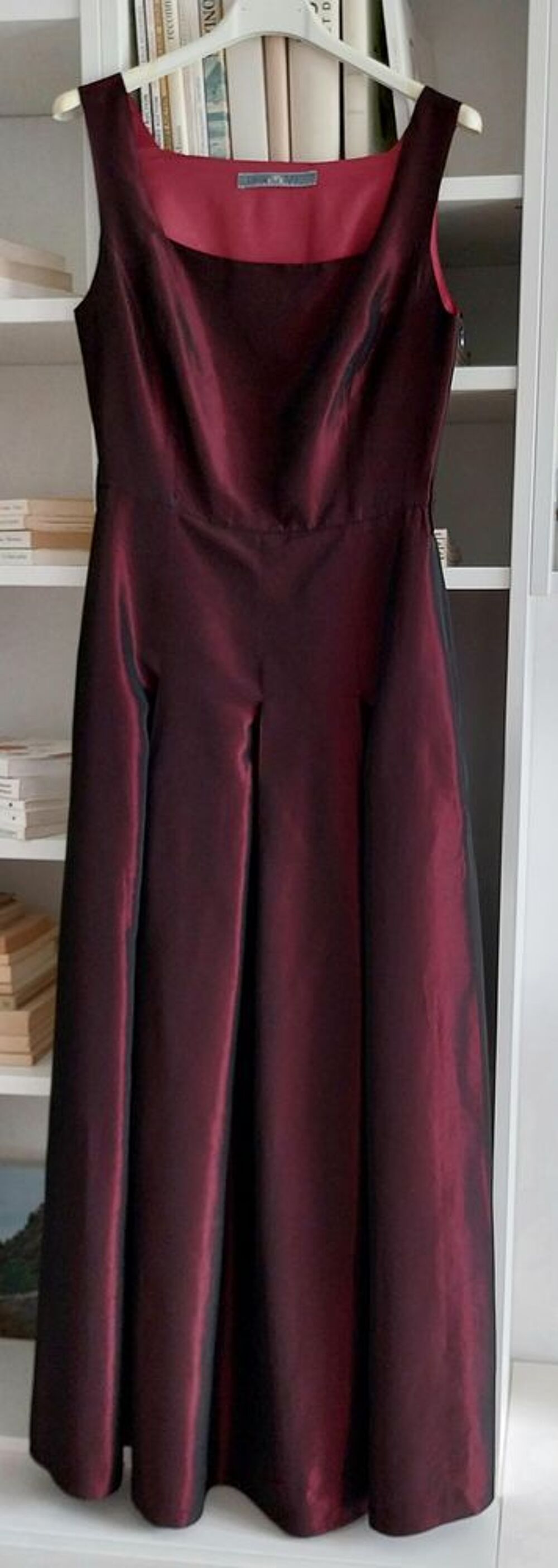 BELLE ROBE DE SOIR&Eacute;E AVEC &Eacute;TOLE + POCHETTE
MARQUE CAROLL V�tements